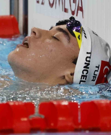 Milli yüzücü Kuzey Tunçelli’den tarihi başarı