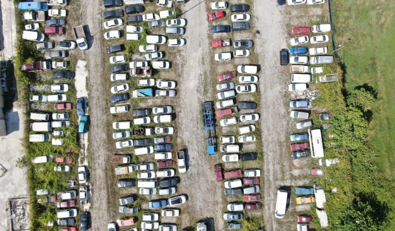 Milyonluk araçlar yedieminde çürüyor