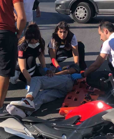 Minibüsle çarpışan 14 yaşındaki motosikletlinin ağır yaralandığı kaza kamerada