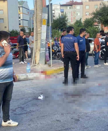 Motokurye tartıştığı 2 kişiyi bıçakladı