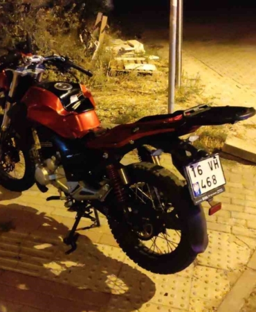 Motosiklet dönüş yapan otomobile çarptı: 2 yaralı