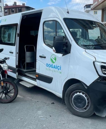 Motosiklet ile minibüs çarpıştı: 1 yaralı