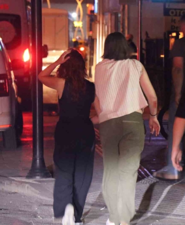 Motosiklet kırmızı ışıkta yola atlayan yayaya çarptı: 3 yaralı