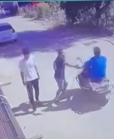 Motosiklet üzerindeki arkadaşına yaptığı şaka, ölümle burun buruna getirdi