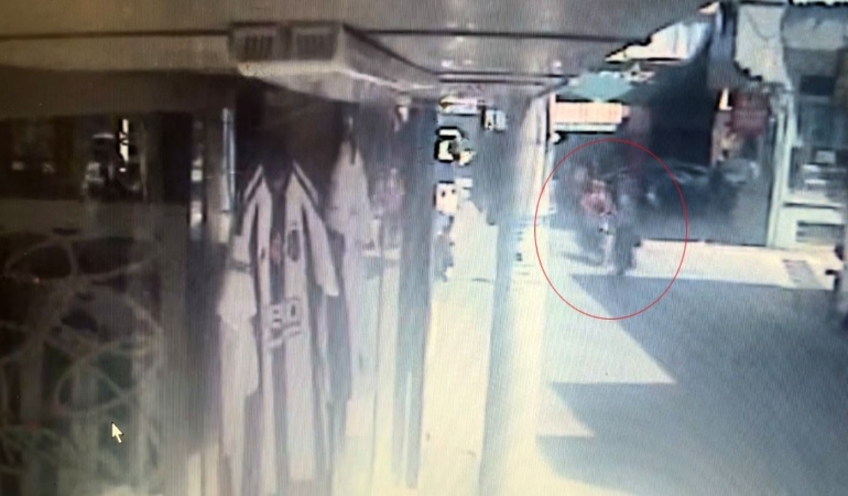 Motosiklet yolun karşısına geçen yayaya çarptı