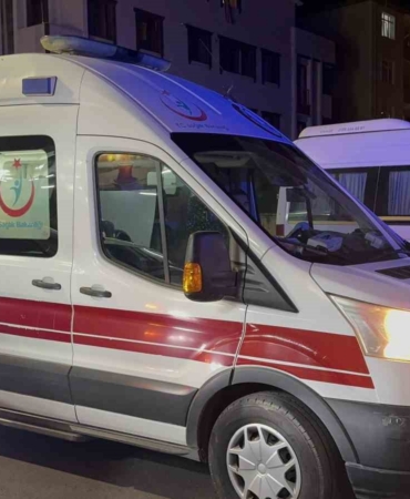 Motosiklet yolun karşısına geçmeye çalışan yayaya çarptı: 3 yaralı