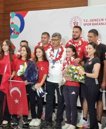 Olimpiyatlarda gümüş madalya kazanan milli atıcı Yusuf Dikeç, İstanbul’a geldi