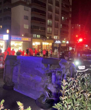 Önce reklam panosuna sonra aydınlatma direğine çarptı