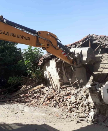 Osmangazi’de bir metruk bina daha yıkıldı
