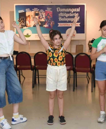 Osmangazi’de öğrenciler drama kursunu başarıyla bitirdi