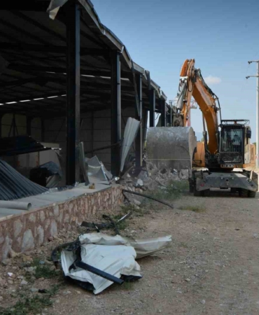 Osmangazi’de tarım arazileri kaçak yapılardan temizleniyor