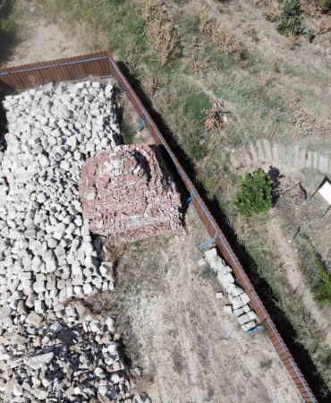 Osmanlı’nın ilk imareti olan Orhan Gazi İmareti’nin yapı taşları otoparka terk edildi