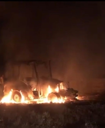 Otluk alanda çıkan yangın traktöre sıçradı