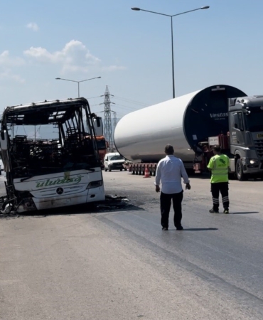 Otobüs alevlere teslim oldu: Yangın otluk alana sıçradı, 41 yolcu tahliye edildi