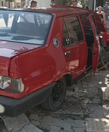 Otomobil ile kamyonet çarpıştı: 1 yaralı