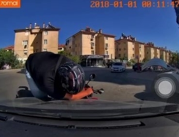 Otomobil ile motosikletin çarpıştığı kaza anı kameraya yansıdı