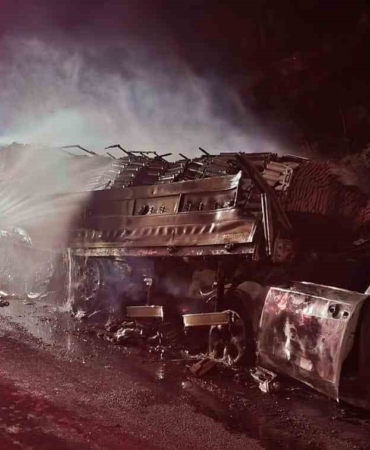 Otomobil tıra arkadan çarptı: Dorse de otomobil de kullanılamaz hale geldi