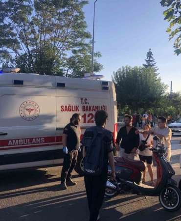 Otomobille çarpışan motosikletlinin yaralandığı kaza kamerada