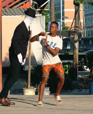 (Özel) Bursalı cansız manken Afrikalıları korkuttu