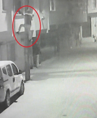 (Özel) Ev sahibi kadın çetin ceviz çıktı.. Evine girdiği hırsızı kovaladı