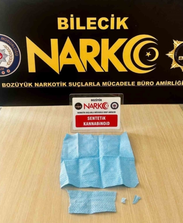 Peçeteye emdirilmiş uyuşturucu madde ile yakalandı