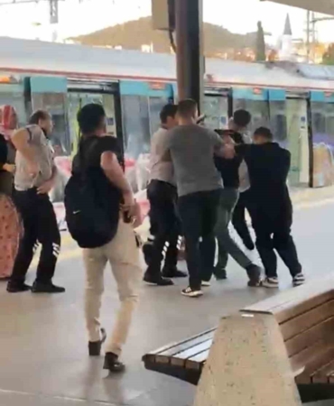 Pendik Marmaray’da 2 grup arasındaki kavga kamerada
