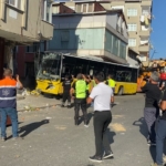 Pendik’te bina kolonuna çarpan İETT otobüsü kaza yerinden kaldırıldı