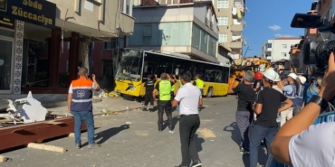 Pendik’te bina kolonuna çarpan İETT otobüsü kaza yerinden kaldırıldı
