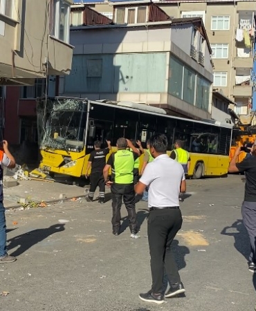 Pendik’te bina kolonuna çarpan İETT otobüsü kaza yerinden kaldırıldı