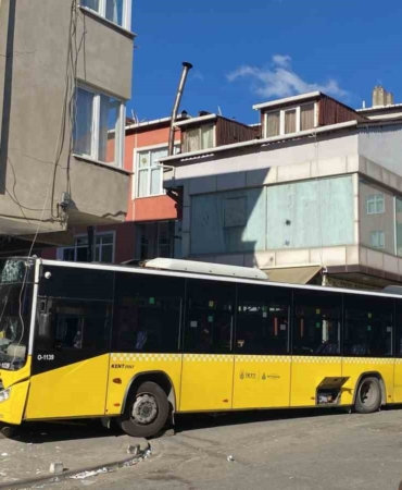 Pendik’te binaya çarparak hasara sebep olan İETT otobüsünün, binaya yapılan güçlendirme çalışmalarının ardından çekici yardımıyla kaza alanından 24 saat sonra kaldırılma çalışmaları başladı.