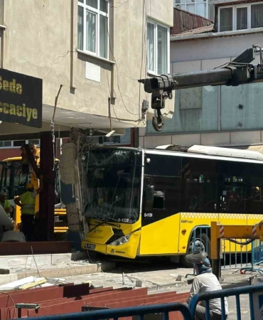Pendik’te İETT otobüsünün çarptığı binada güçlendirme çalışmaları devam ediyor
