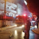 Pendik’te iki binanın çatısı alevlere teslim oldu