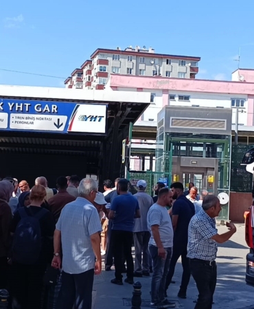 Pendik’te Marmaray durağında yangın çıktı, alt geçit önünde kalabalık oluştu