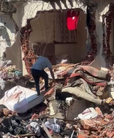 Pendik’te Türk bayrağını görünce yıkımı durdurdu