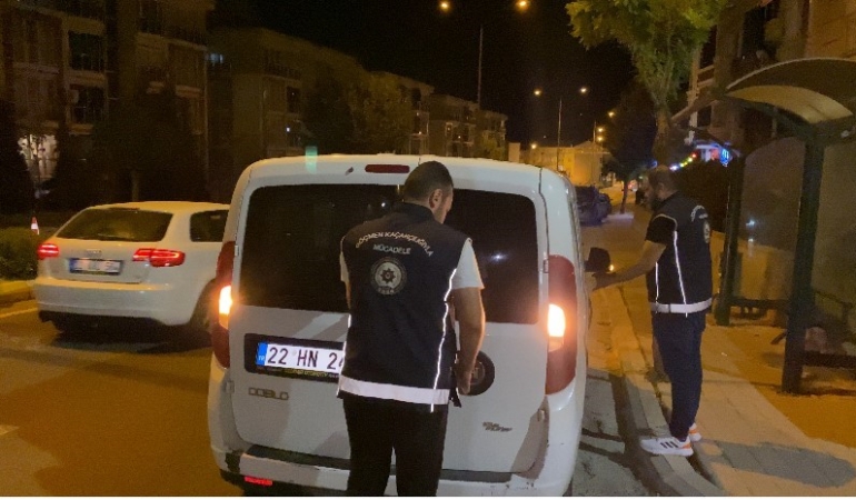 Polis çevirmesini görünce geri geri kaçtılar