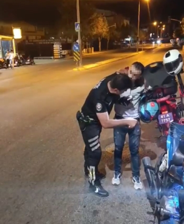 Polisten motosiklet sürücüsüne "sesli" ders