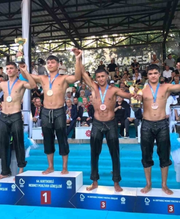 Sakarya Büyükşehirli güreşçi Balıkesir’de adını tarihe yazdı
