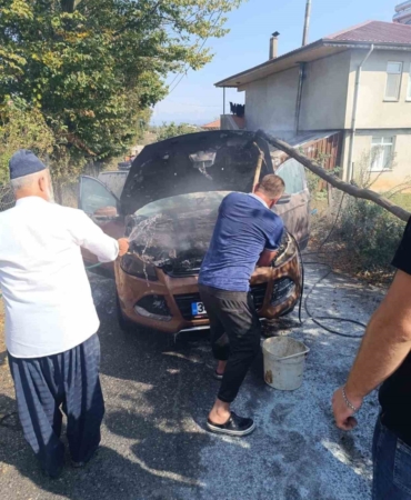Sakarya’da alev alan otomobil kullanılamaz hale geldi