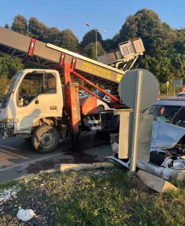 Sakarya’da kamyonet ile otomobil çarpıştı: 3 yaralı