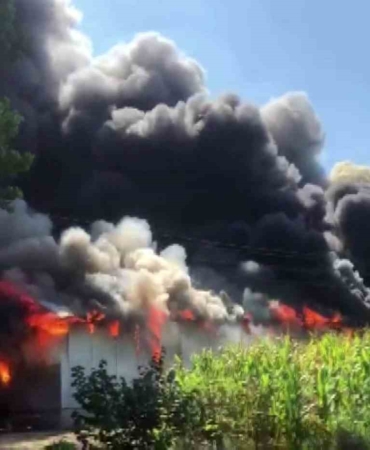 Sakarya’da korkutan yangın: Ahşap atölyesi alev topuna döndü