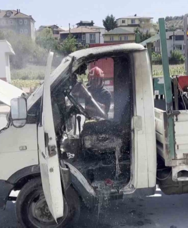 Sakarya’da park halindeki kamyonet alev aldı: 1 yaralı