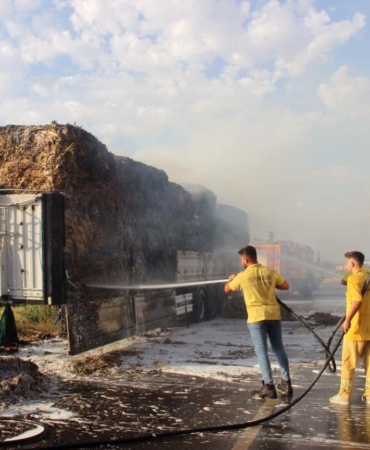 Saman yüklü tır alev aldı: Yol trafiğe kapandı, metrelerce kuyruk oluştu
