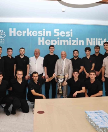 Şampiyonluk sevincini Başkan Şadi Özdemir’le paylaştılar