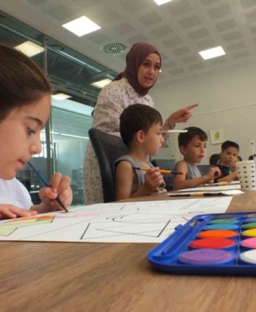 Sanat atölyeleri çocukların yazına renk katıyor