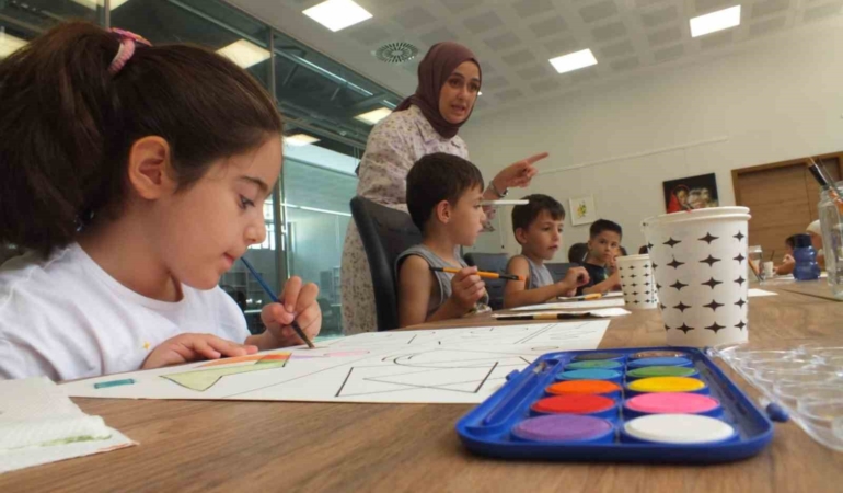 Sanat atölyeleri çocukların yazına renk katıyor