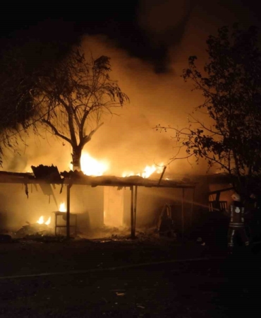 Sancaktepe’de gecekondu alev alev yandı