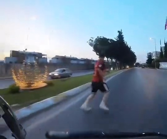 Sancaktepe’de motosikletlinin yaptığı kaza, motosikletin kamerasına yansıdı