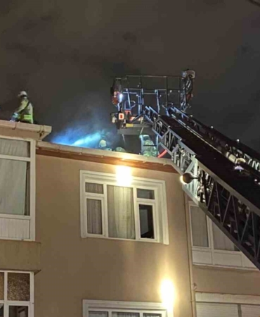 Sarıyer’de 4 katlı binanın çatısında yangın