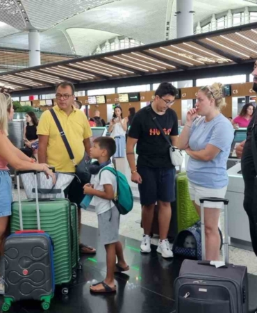Seferleri iptal edilen Karadağ yolcuları iki gündür İstanbul Havalimanı’nda bekliyor