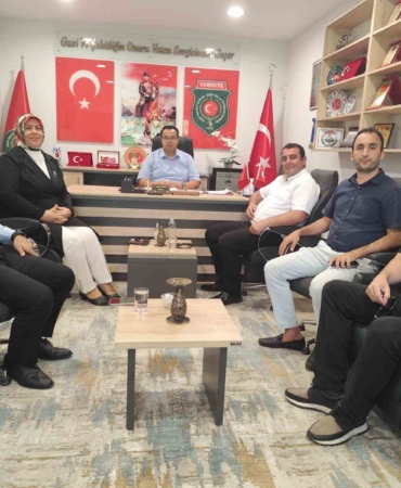 Şehitliği temizlediler, gazileri ziyaret ettiler